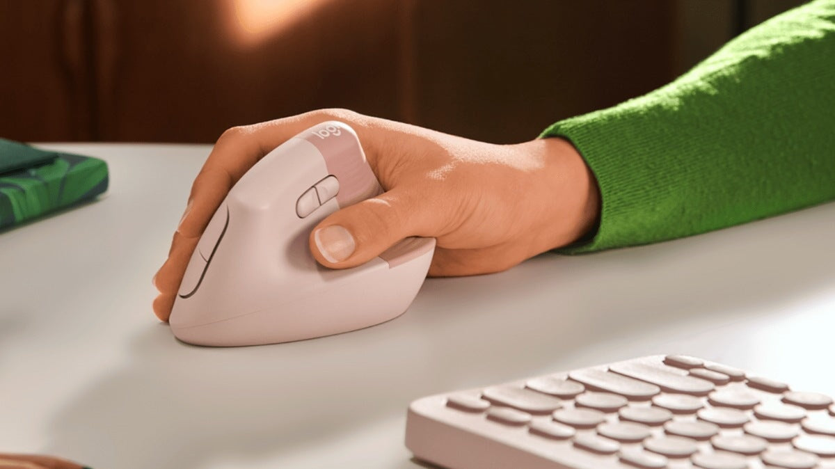 Bonne position souris ergonomique femme sur son bureau blanc