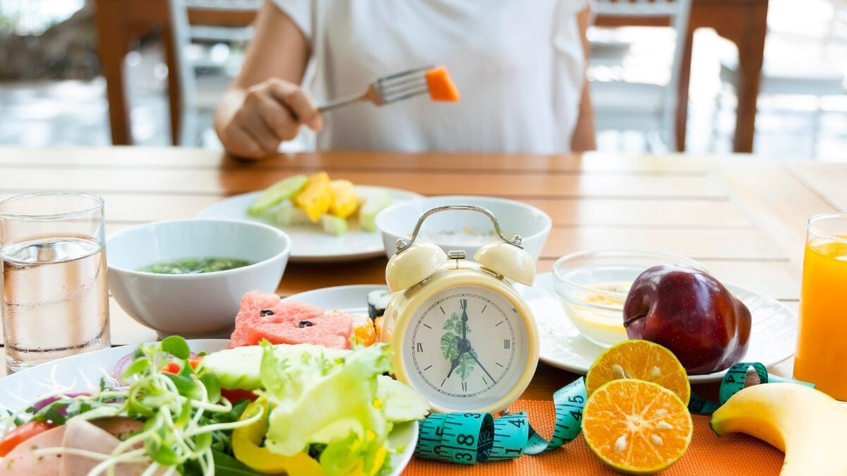 Jeûne intermittent avec horloge jaune Concept de fenêtre d'alimentation de huit heures de jeûne intermittent et alimentation saine