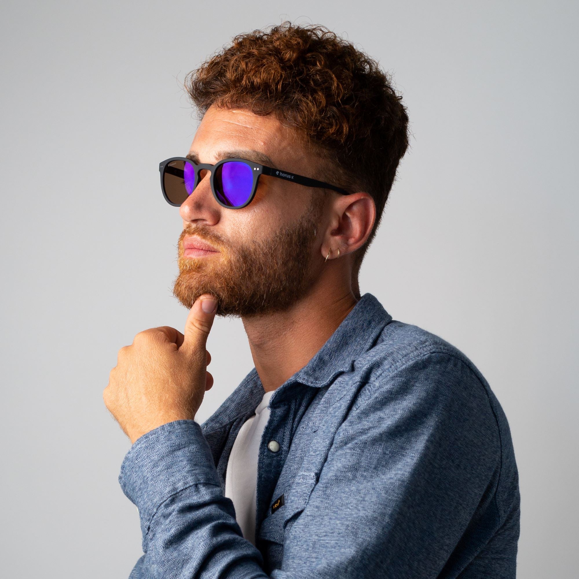 Lucas porte nos lunettes de soleil Urban Sun de profil sur fond blanc