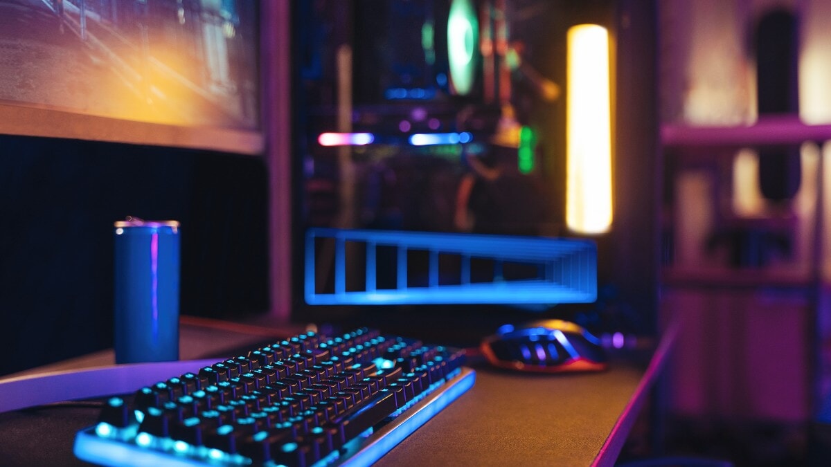 Studio de jeu vide avec configuration professionnelle sous lumière néon