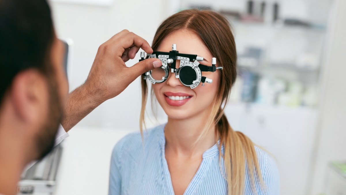 Un ophtalmologue vérifie la vue d'une femme à la clinique