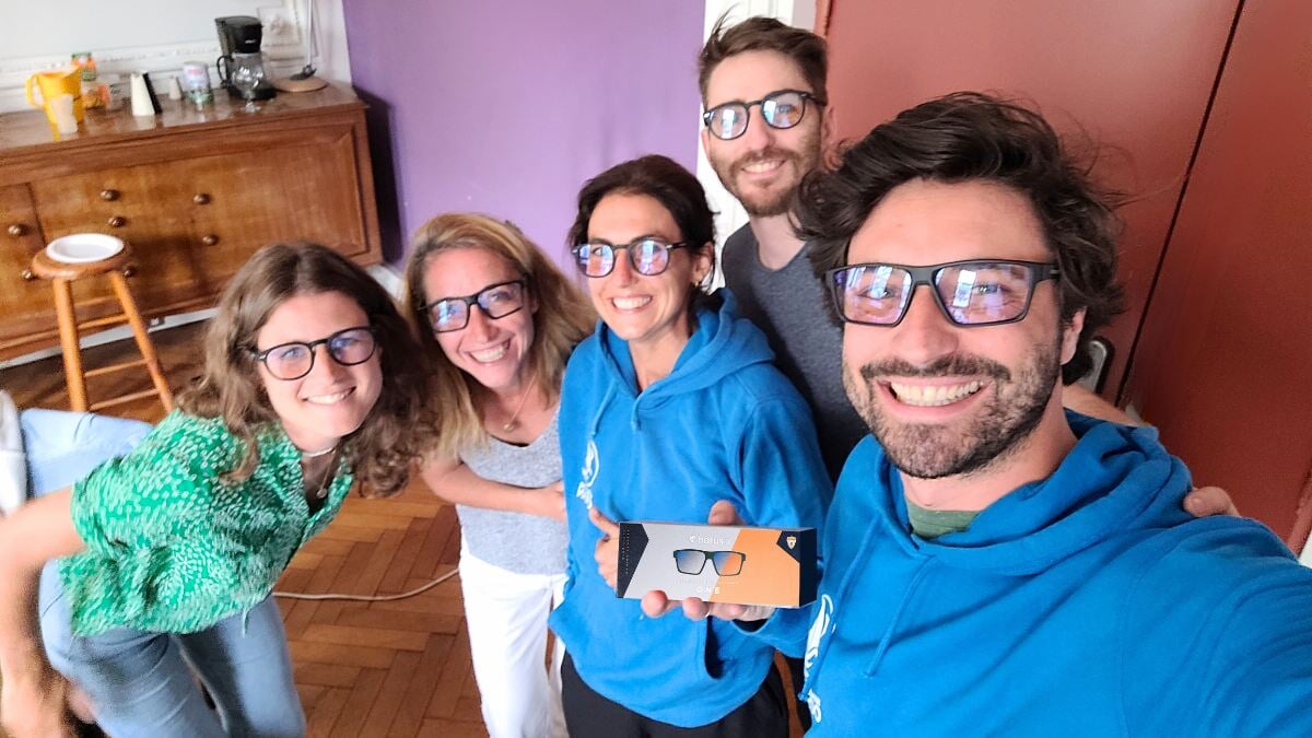 deux hommes et 3 femmes portant des lunettes horus x Biobased et tenant une boîte de lunettes horus x 