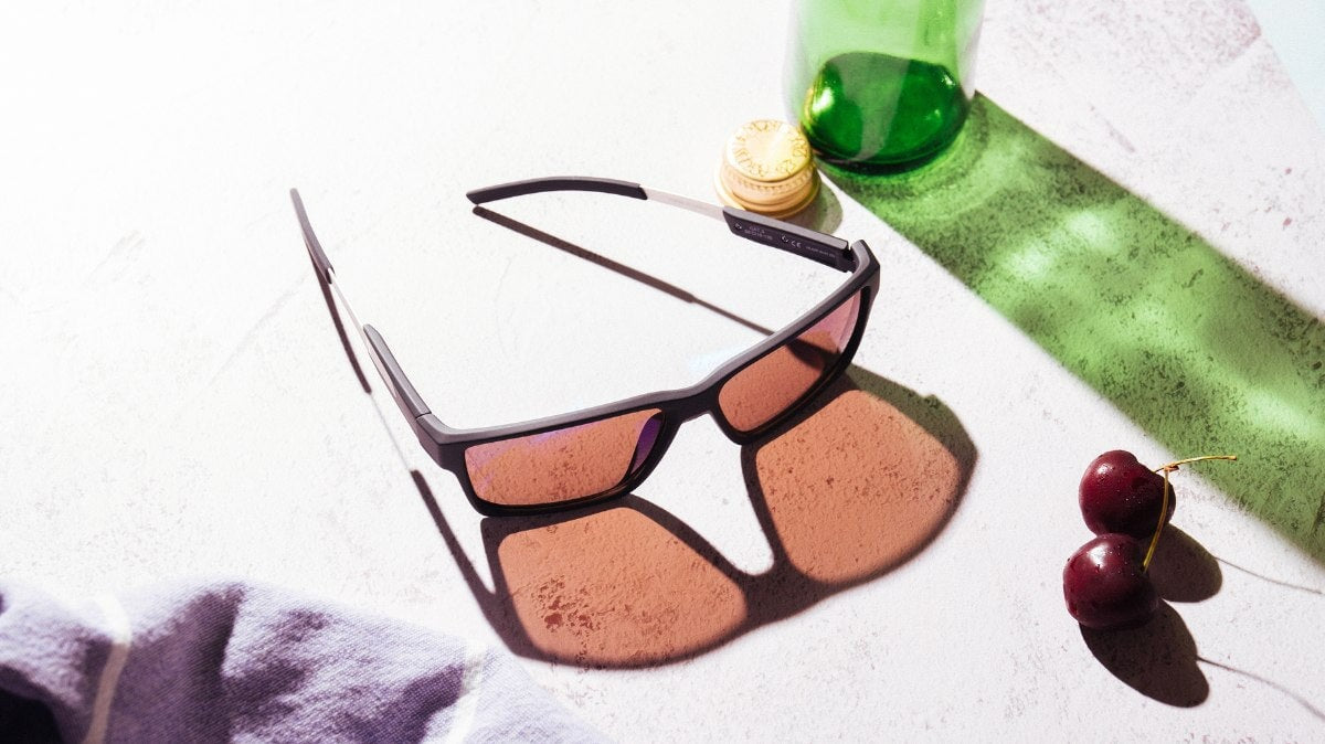 les lunettes de soleil polarisées horus x sur la table avec des cerises et une bouteille