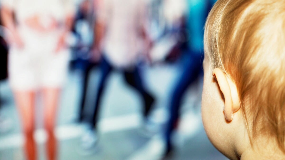 un bébé qui regarde la télévision