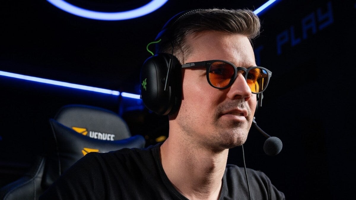 un homme avec lunettes Horus x verres jeune