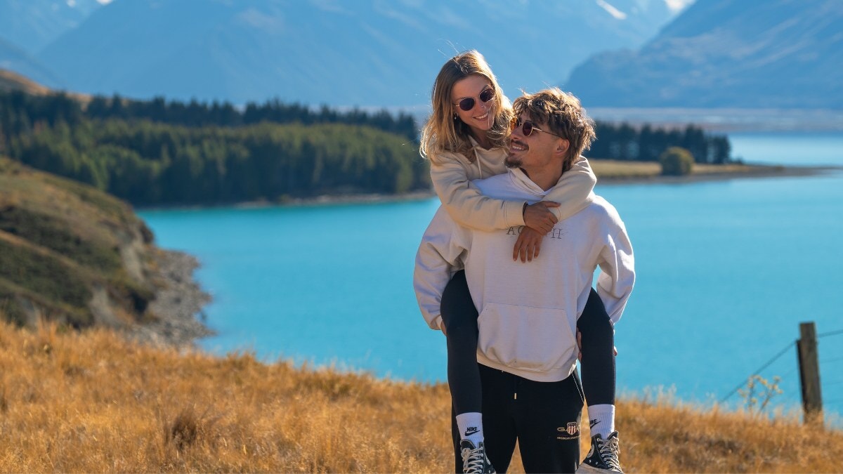 un homme et une femme portant des lunettes de soleil Horus X