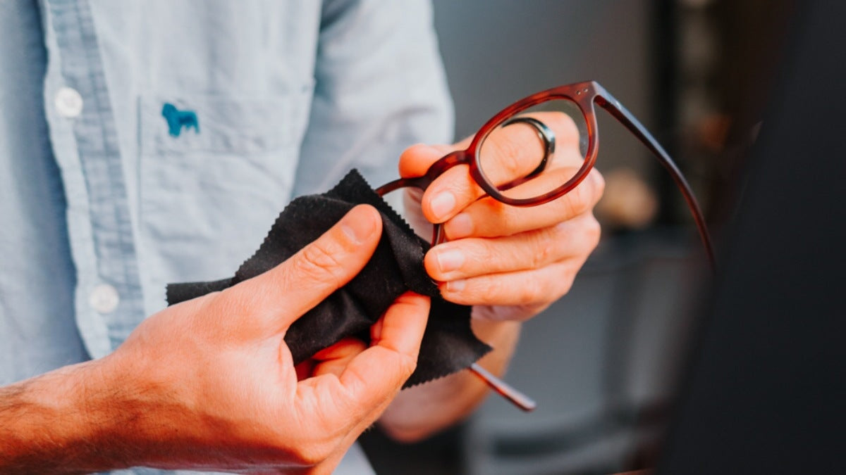 un homme nettoyant ses lunettes Horus X