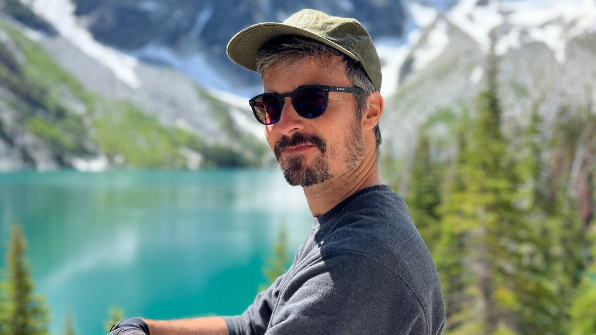 un homme portant des lunettes Horus X