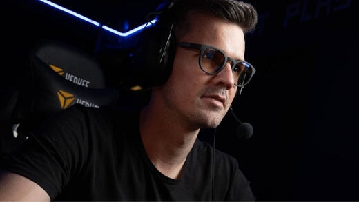 un homme portant des lunettes bleues anti-lumière Horus X