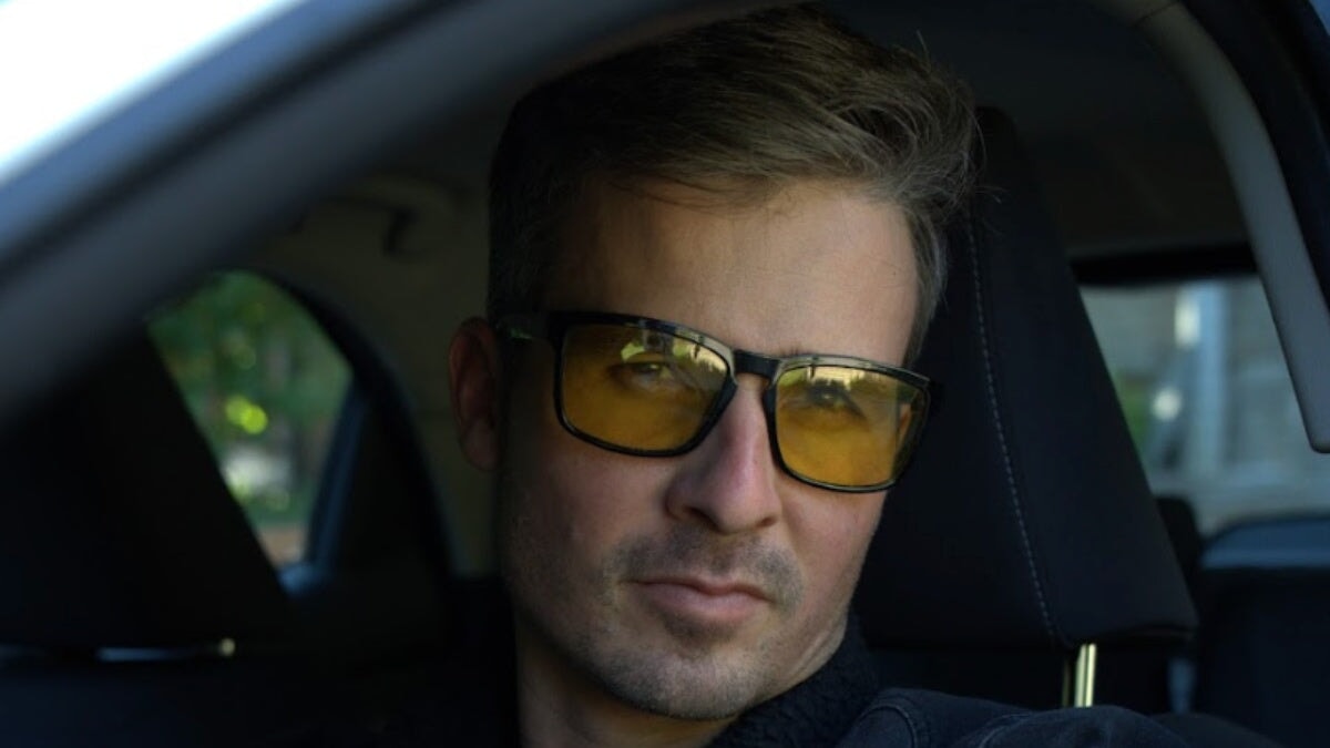 un homme portant des lunettes de conduite de nuit