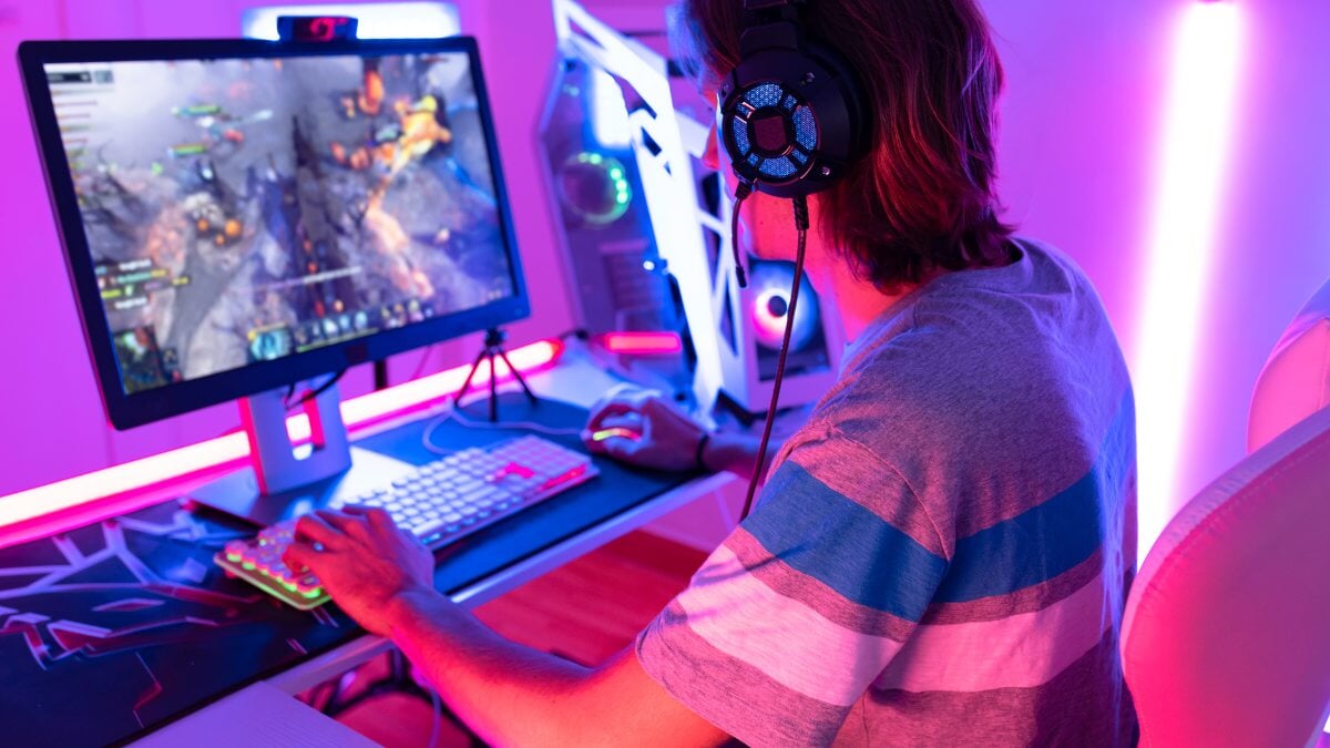 un jeune joueur jouant à un jeu en ligne à la maison