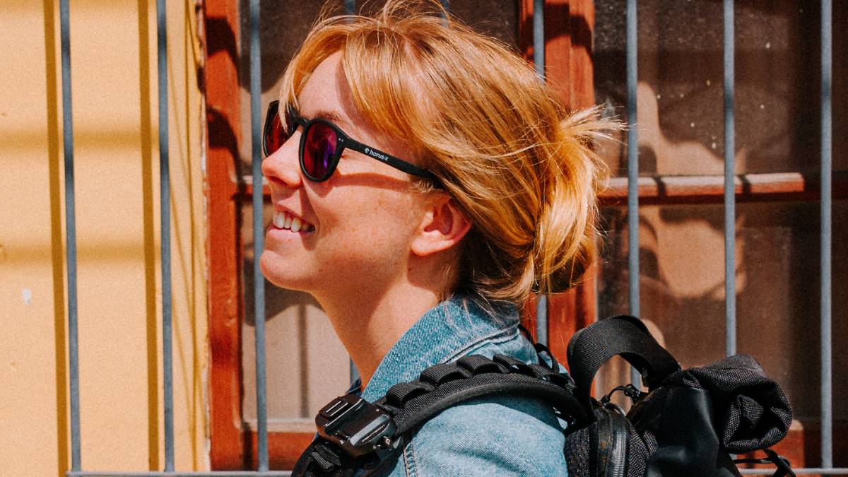 une femme portant des lunettes de soleil Horus X