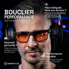 Paul trägt die Gaming-Brille One Revo mit bernsteinfarbenen Gläsern unter einem Kopfhörer. Text: Leistungsschild, blockiert blaues Licht für besseren Komfort und Schlaf. Lebenslange Garantie.