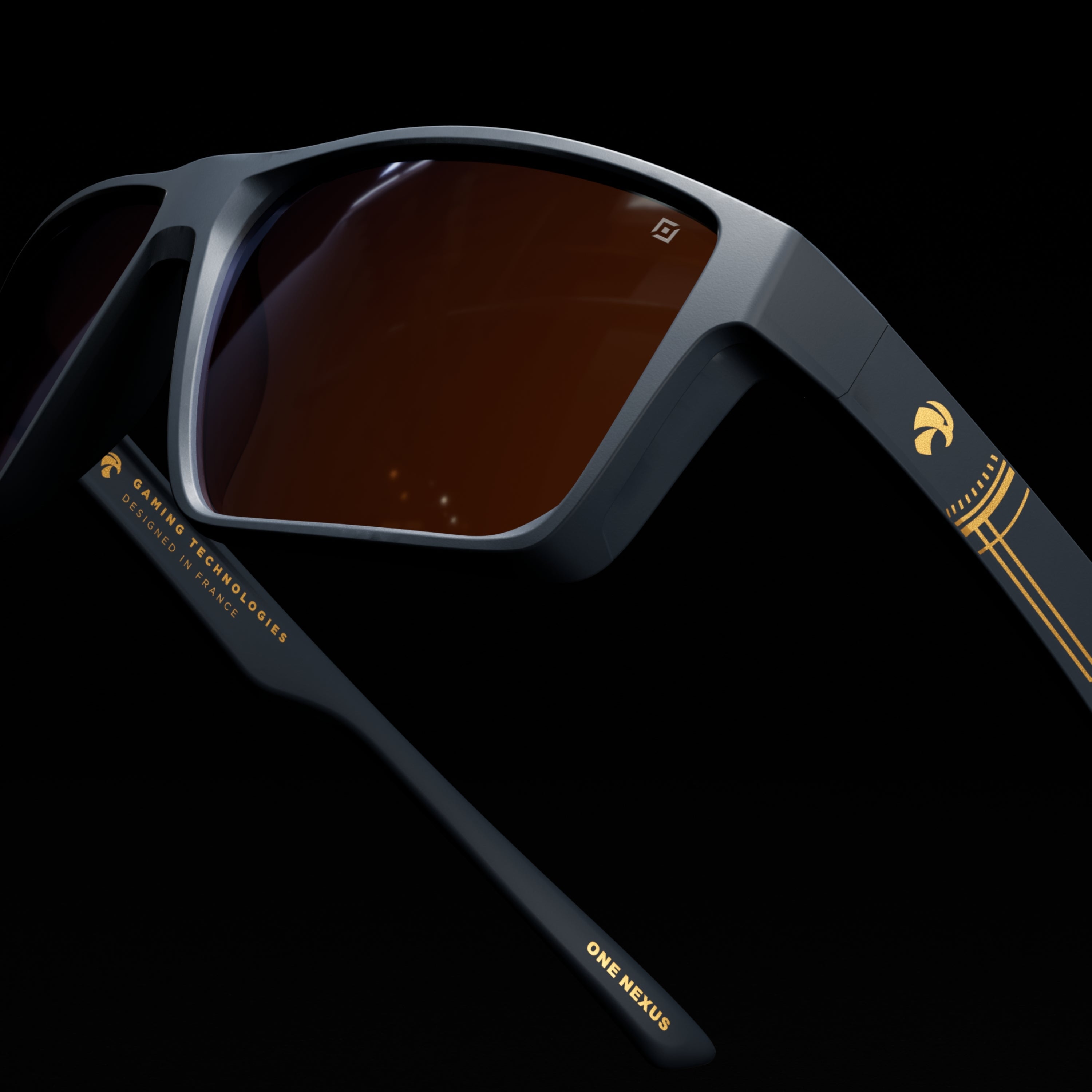 lunettes horus x league of legends One nexus zoom sur le verre vue 3/4 sur fond noir